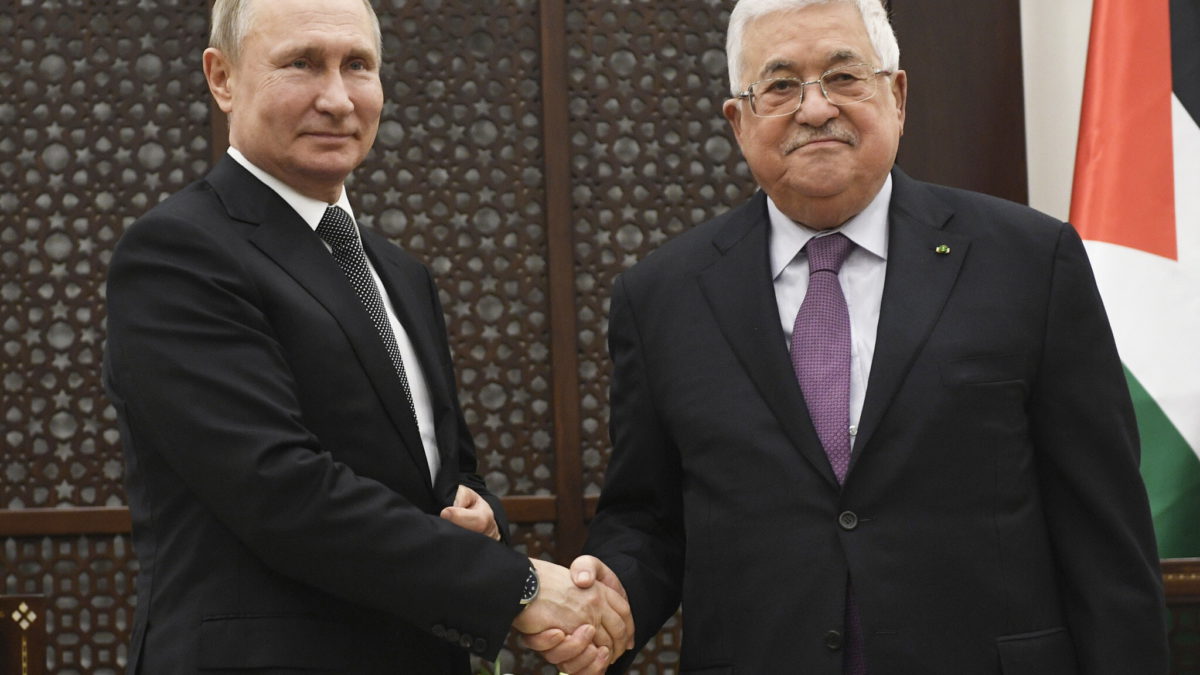 El presidente palestino Mahmoud Abbas estrecha la mano del presidente ruso Vladimir Putin durante su reunión en la sede de la Autoridad Palestina en Belén, el 23 de enero de 2020. (Alexander Nemenov, Pool vía AP)