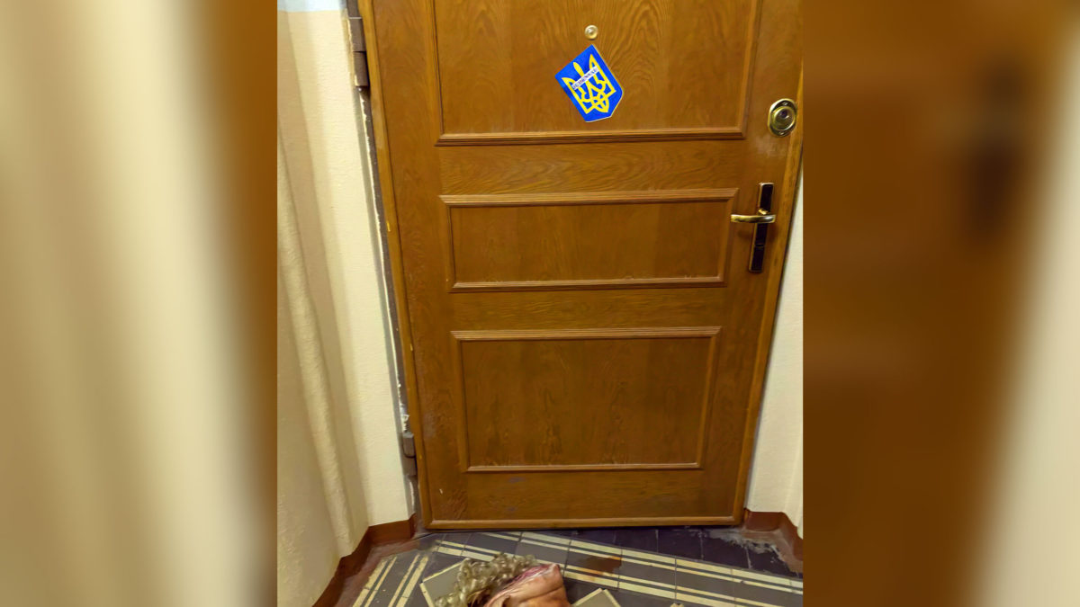 Dejan cabeza de cerdo y frase antisemita en la puerta de un opositor ruso