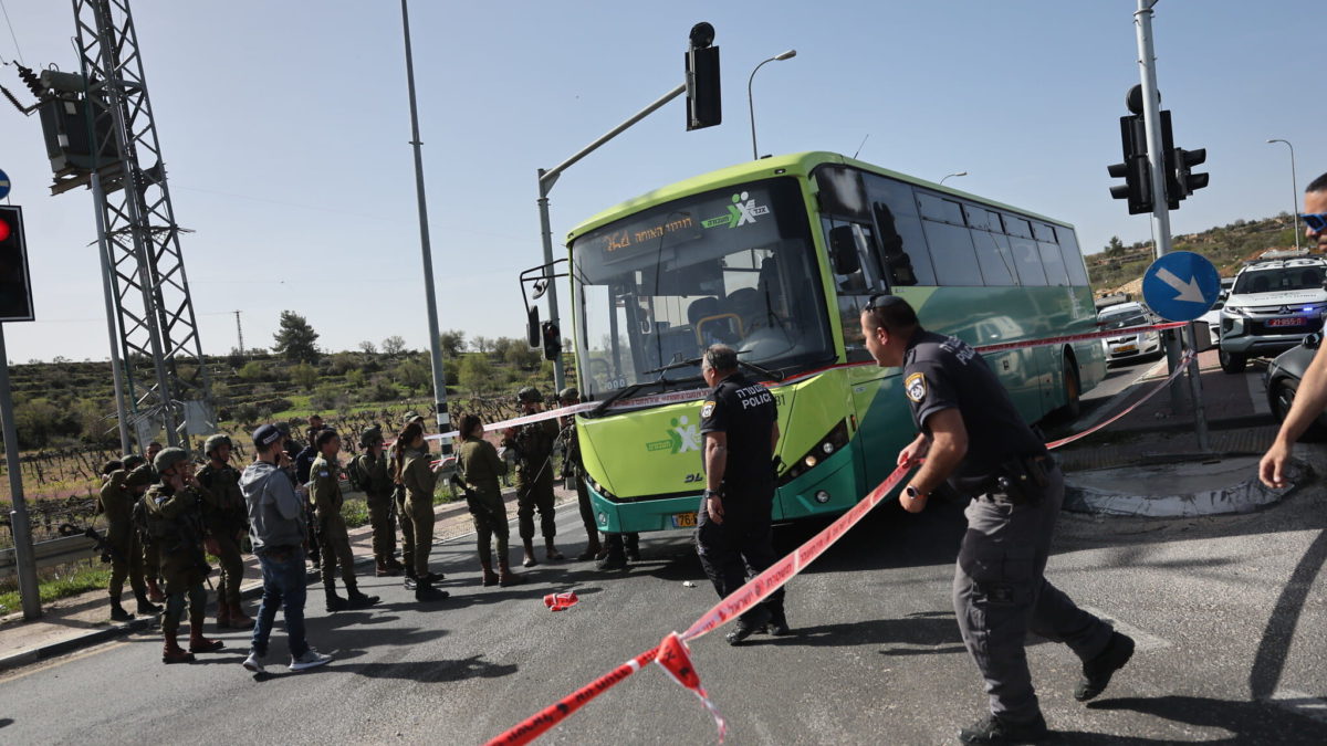 Terrorista palestino apuñala a un israelí dentro de un autobús