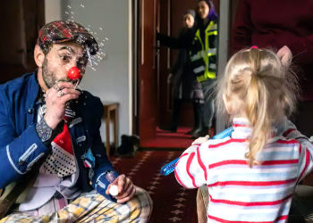 Clowns israelíes ayudan a los niños refugiados en la frontera de Ucrania