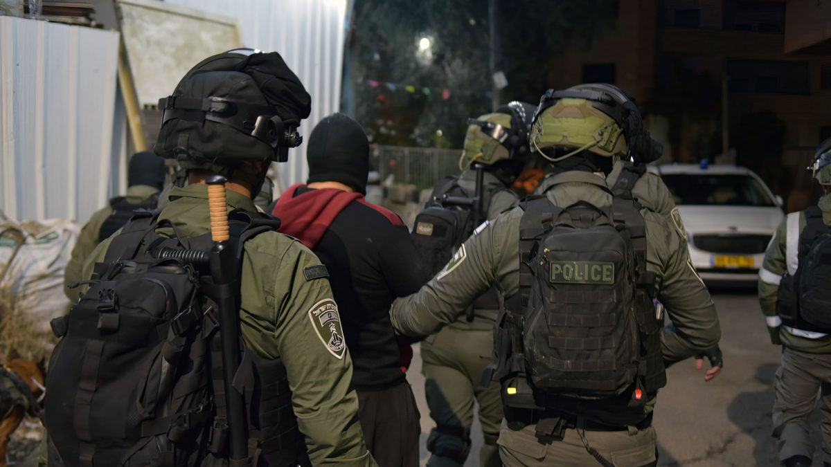 El Shin Bet y la policía detienen a 12 sospechosos con presuntos vínculos con el Estado Islámico en redadas nocturnas