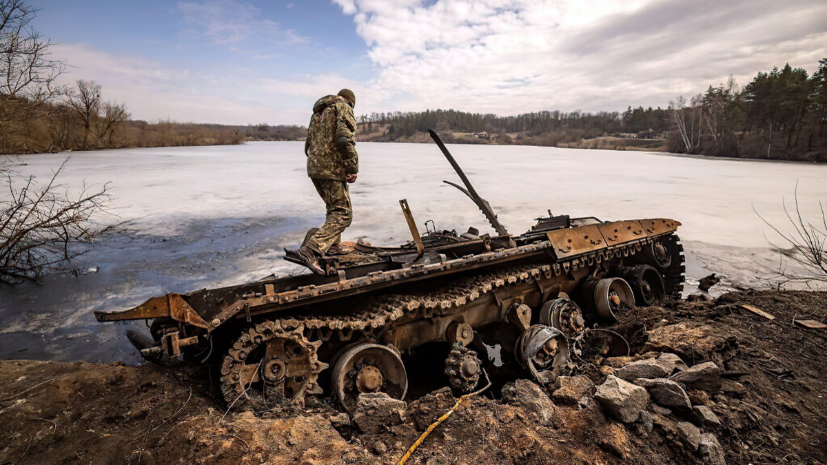 Un militar ucraniano se encuentra cerca de un tanque ruso destruido en la ciudad nororiental de Trostyanets, el 29 de marzo de 2022. (FADEL SENNA / AFP)