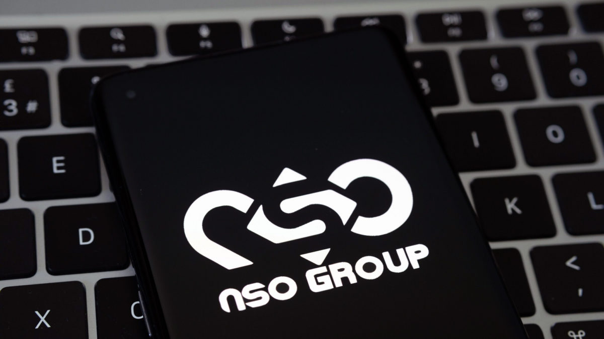 El logotipo de NSO Group se ve en un smartphone colocado sobre el teclado de un portátil. (Mundissima/Alamy)