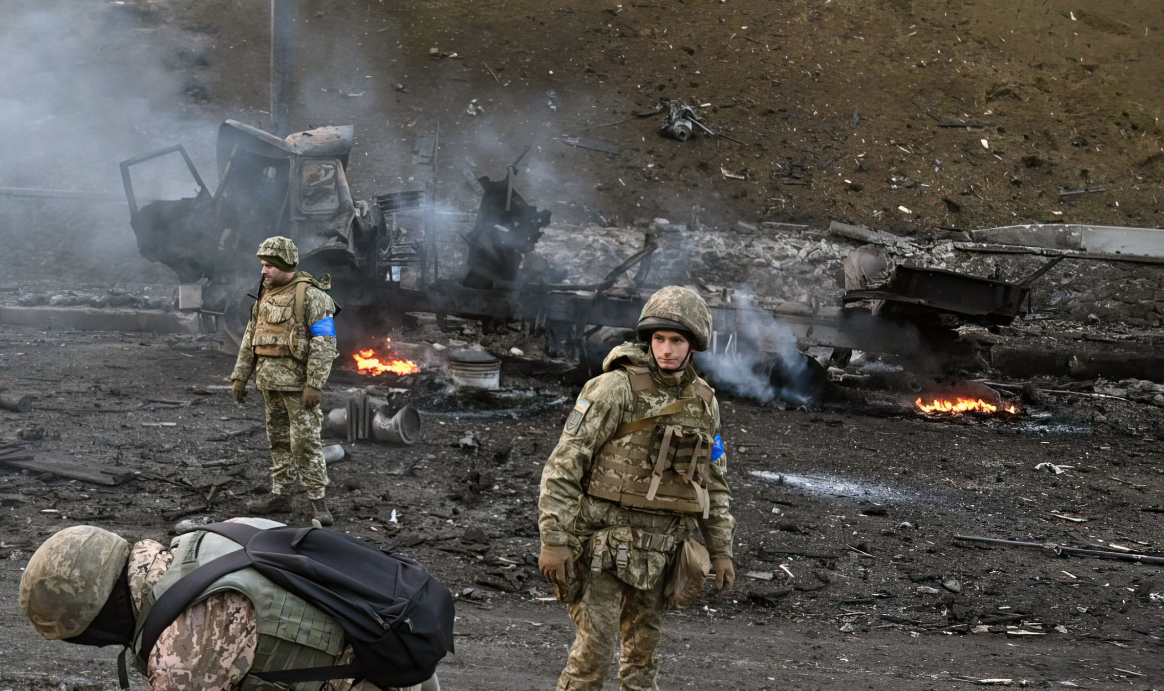 Miembros del servicio ucraniano buscan y recogen proyectiles sin explotar tras los combates con las tropas rusas en la capital ucraniana de Kiev en la mañana del 26 de febrero de 2022. (Sergei Supinsky/AFP)