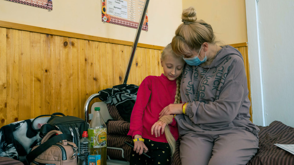 Una niña ucraniana y su hámster llegan al hospital de campaña de Israel tras escapar de los bombardeos