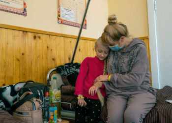 Una niña ucraniana y su hámster llegan al hospital de campaña de Israel tras escapar de los bombardeos