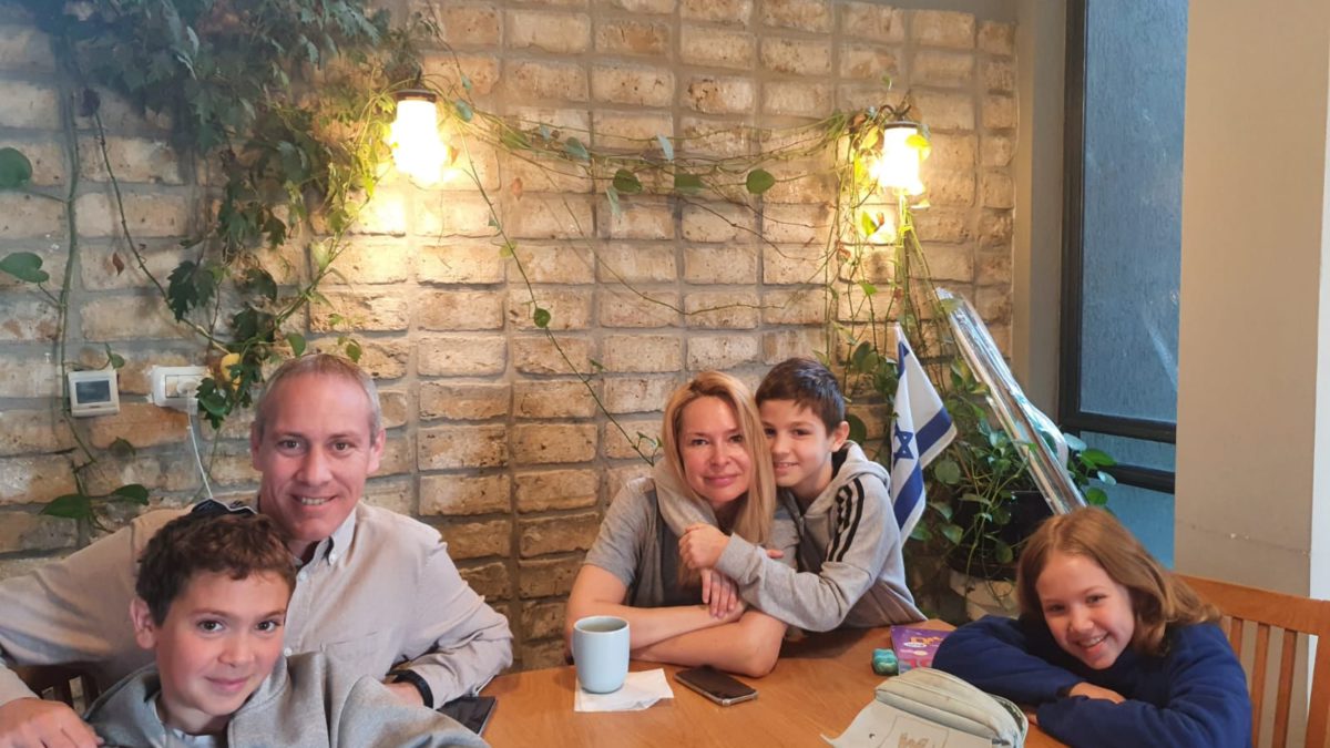 El ministro de Cultura acoge en su casa a una familia ucraniana refugiada El Ministro de Cultura y Deportes, Chili Tropper, dice que ha acogido en su casa a una familia ucraniana que huyó de la guerra. Mark, un joven tenista de 9 años, su madre, Lena, y su perro viven ahora con los Troppers. Mark y su madre formaron parte de un programa que reubicó a 100 atletas de Ucrania en Israel. El padre del niño se ha quedado en Ucrania, en una ciudad entre Kharkiv y la capital, Kiev, escribe el ministro en un post de Facebook. “Son encantadores, con mucho dolor, infinitamente preocupados, pero también consiguen sonreír y mantener el optimismo. Mis hijos desalojaron sus habitaciones, les ofrecieron las camas y trataron, sin palabras, pero con un simple lenguaje humano, de darles 'un lugar en el mundo'”, dice, utilizando el nombre de su libro.