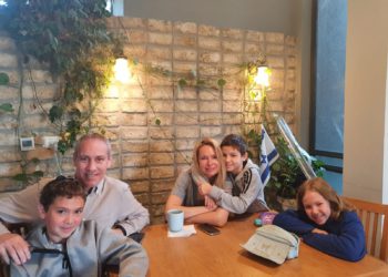 El ministro de Cultura acoge en su casa a una familia ucraniana refugiada El Ministro de Cultura y Deportes, Chili Tropper, dice que ha acogido en su casa a una familia ucraniana que huyó de la guerra. Mark, un joven tenista de 9 años, su madre, Lena, y su perro viven ahora con los Troppers. Mark y su madre formaron parte de un programa que reubicó a 100 atletas de Ucrania en Israel. El padre del niño se ha quedado en Ucrania, en una ciudad entre Kharkiv y la capital, Kiev, escribe el ministro en un post de Facebook. “Son encantadores, con mucho dolor, infinitamente preocupados, pero también consiguen sonreír y mantener el optimismo. Mis hijos desalojaron sus habitaciones, les ofrecieron las camas y trataron, sin palabras, pero con un simple lenguaje humano, de darles 'un lugar en el mundo'”, dice, utilizando el nombre de su libro.