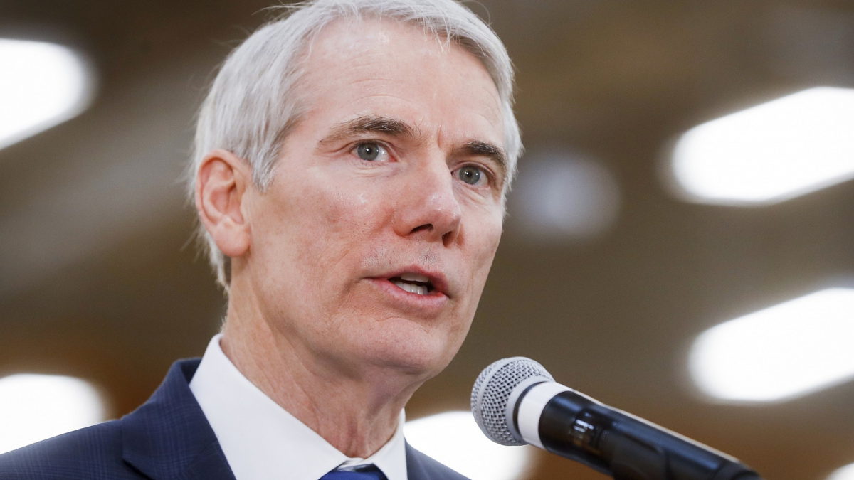 El senador Rob Portman, republicano de Ohio, habla durante una conferencia de prensa en Cincinnati, el 16 de abril de 2018. (AP Photo/John Minchillo)