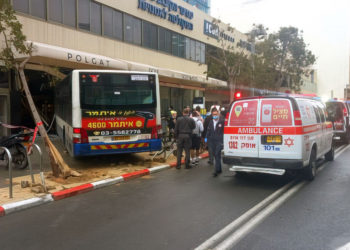 Un autobús choca contra una tienda en Tel Aviv