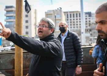 Ben-Gvir ahuyenta con un arma a islamistas lanzadores de piedras en la Ruta 60