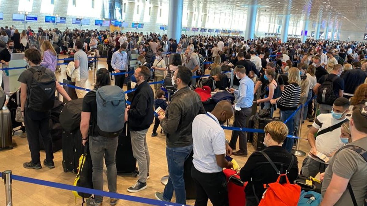 Largas colas y retrasos en el aeropuerto por el éxodo de Pascua