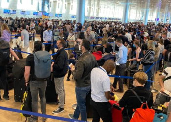 Largas colas y retrasos en el aeropuerto por el éxodo de Pascua