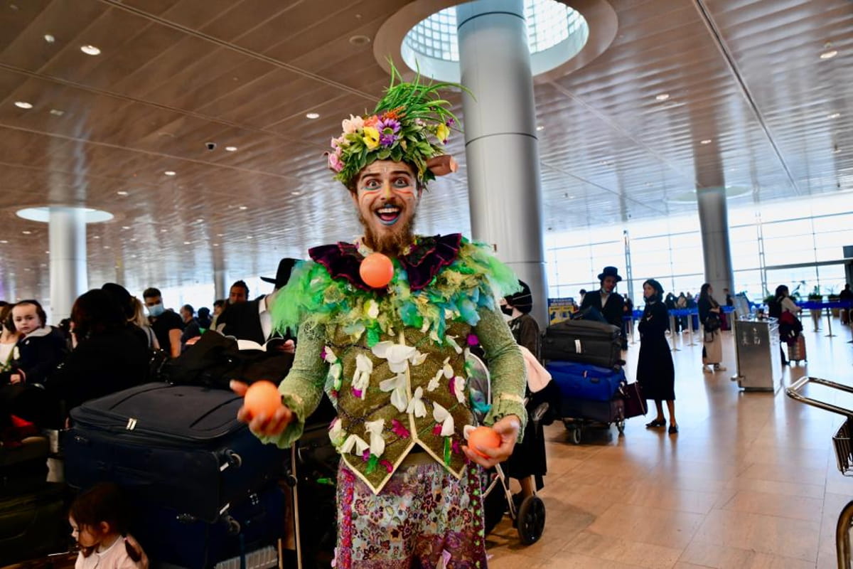 Largas colas y retrasos en el aeropuerto por el éxodo de Pascua