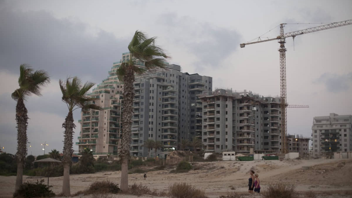 Un trabajador de la construcción, de 68 años, muere al caer de una grúa en Ashkelon