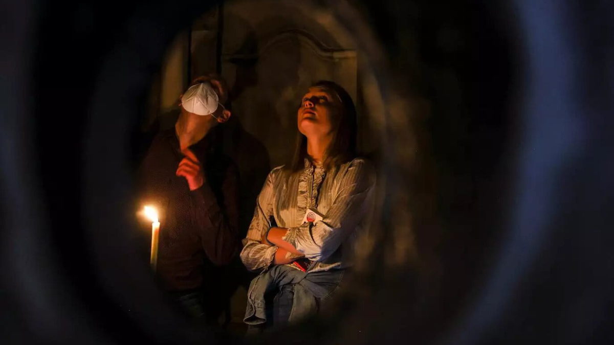Lápida de piedra cubierta de grafitis podría marcar el altar perdido de la Iglesia del Santo Sepulcro
