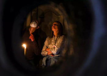 Lápida de piedra cubierta de grafitis podría marcar el altar perdido de la Iglesia del Santo Sepulcro