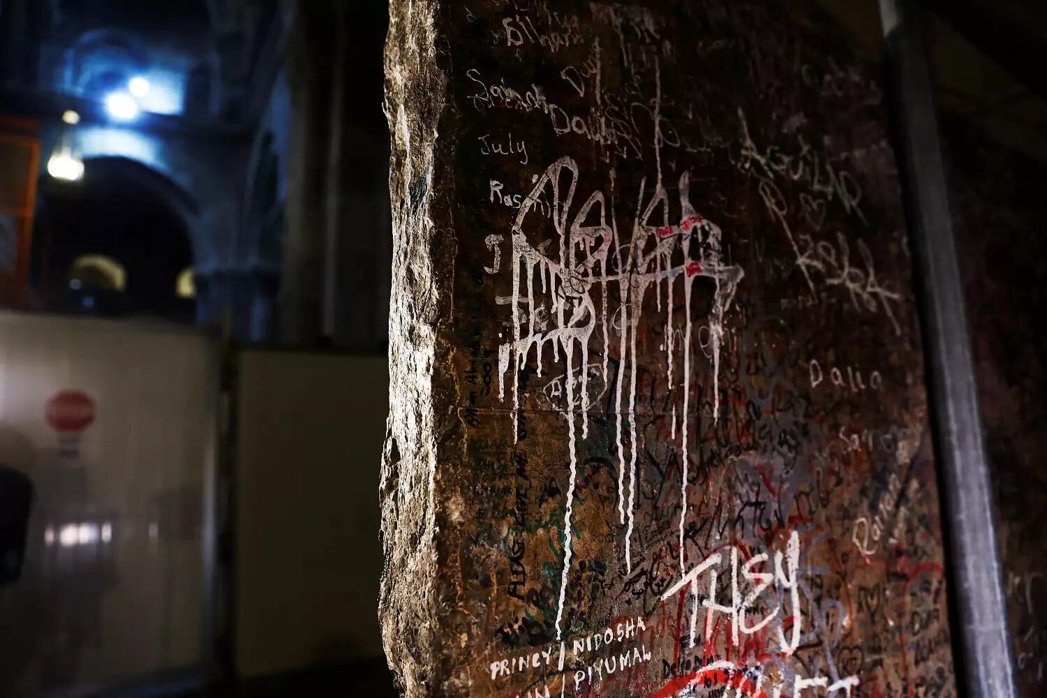 Lápida de piedra cubierta de grafitis podría marcar el altar perdido de la Iglesia del Santo Sepulcro