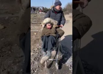 Pareja israelí rescata a su madre anciana de Mariupol: en un carrito de la compra