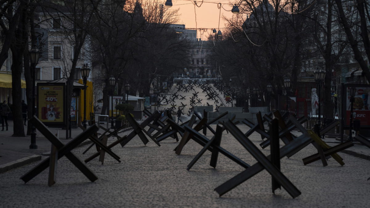 Barricadas antitanques son colocadas en una calle como preparación para una posible ofensiva rusa, en Odesa, el 24 de marzo de 2022. (AP Photo/Petros Giannakouris, Archivo)