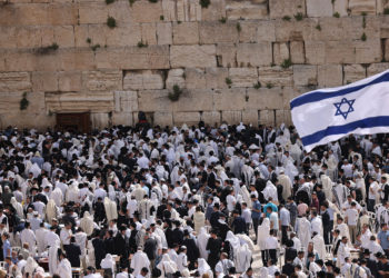 Miles de judíos en el Muro Occidental reciben la bendición sacerdotal