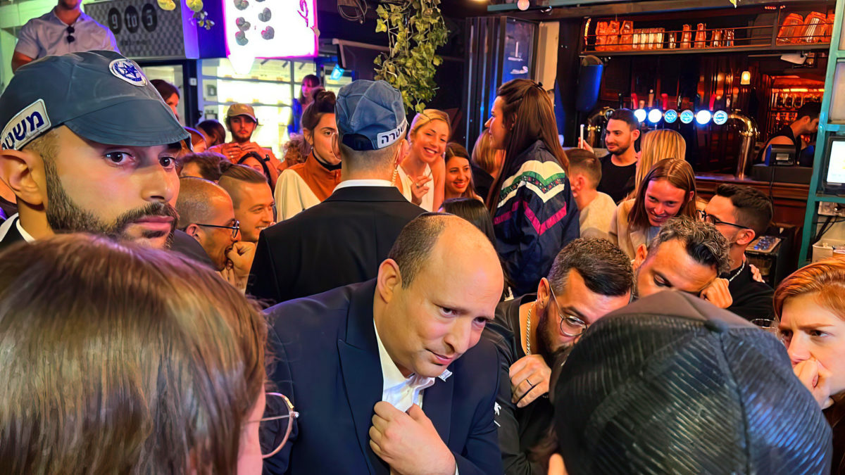 Bennett y Barlev visitan el bar de Tel Aviv atacado por un terrorista palestino