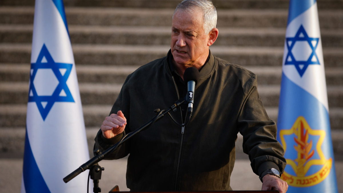 El ministro de Defensa, Benny Gantz, da una rueda de prensa en el cuartel general del Mando Central de las FDI el 30 de marzo de 2022. (Olivier Fitoussi/Flash90)