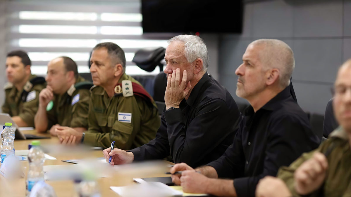 El Ministro de Defensa Benny Gantz es visto durante una reunión en la base del Comando Sur de las FDI en Beersheba, junto al jefe militar Aviv Kohavi (izquierda), y el jefe del Shin Bet Ronen Bar (derecha), entre otros funcionarios, el 24 de abril de 2022. (Elad Malka/Ministerio de Defensa)