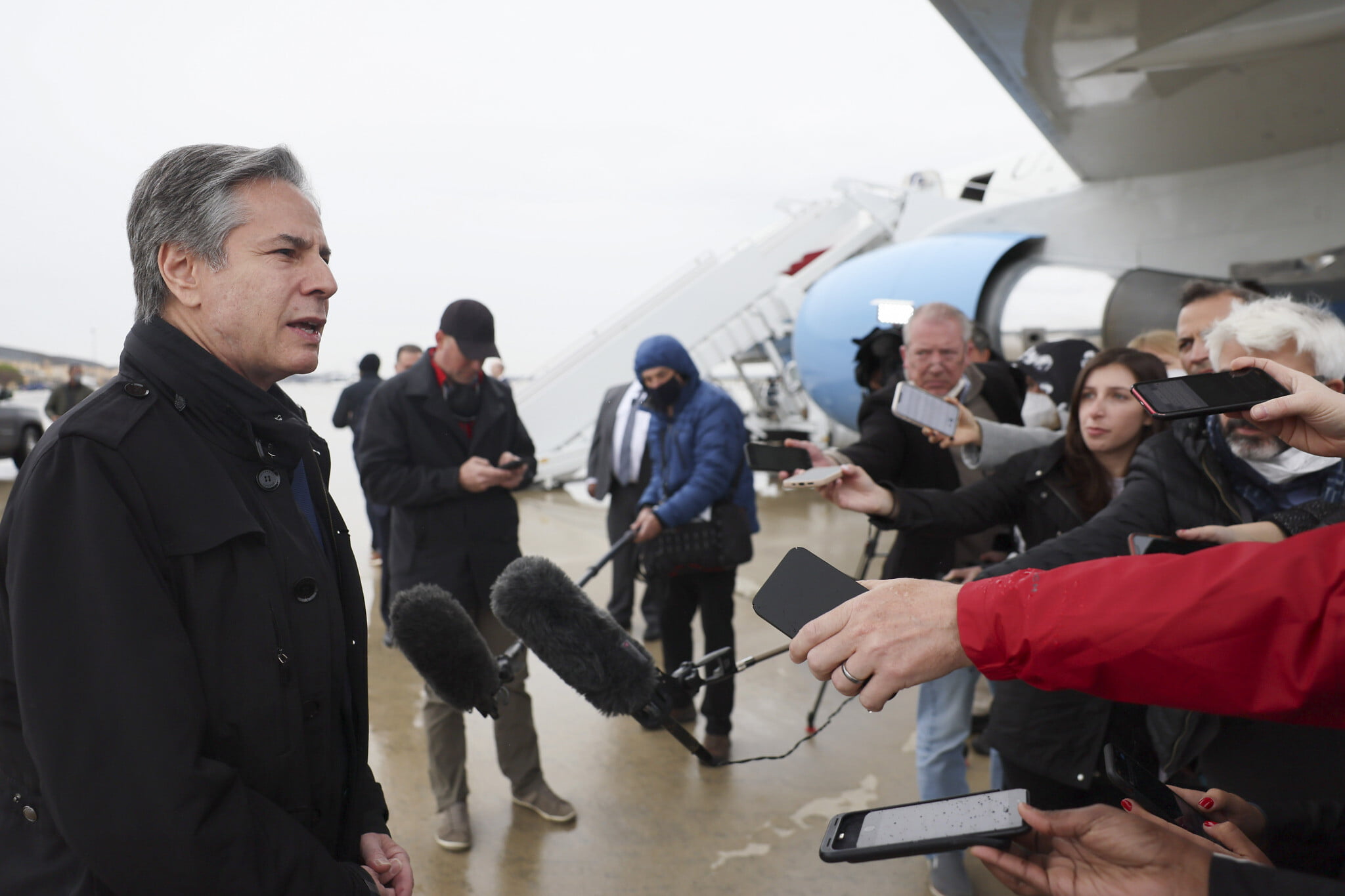 El secretario de Estado, Antony Blinken, se dirige a los medios de comunicación antes de partir hacia Bruselas desde la Base Aérea Andrews, MD, el 5 de abril de 2022. (Evelyn Hockstein/Pool Photo vía AP)