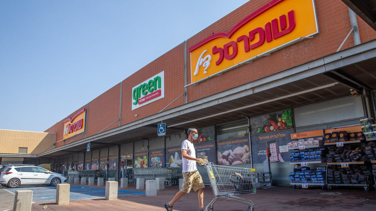 Personas comprando comida en Shufersal, el 21 de septiembre de 2020. (Yossi Aloni/Flash90)