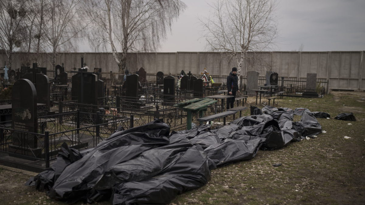 Decenas de cuerpos esperan a ser enterrados en un cementerio de Bucha, en las afueras de Kiev, Ucrania, el 5 de abril de 2022. (AP Photo/Felipe Dana)