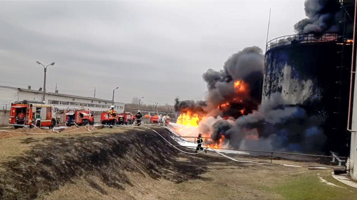 Explosiones de los depósitos de combustible en Rusia pondrán a prueba la logística de las tropas