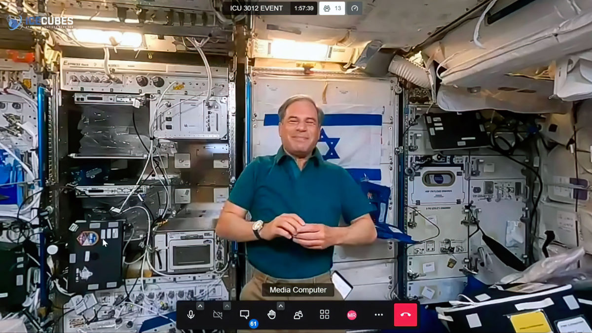 El presidente habla con el astronauta israelí Eytan Stibbe