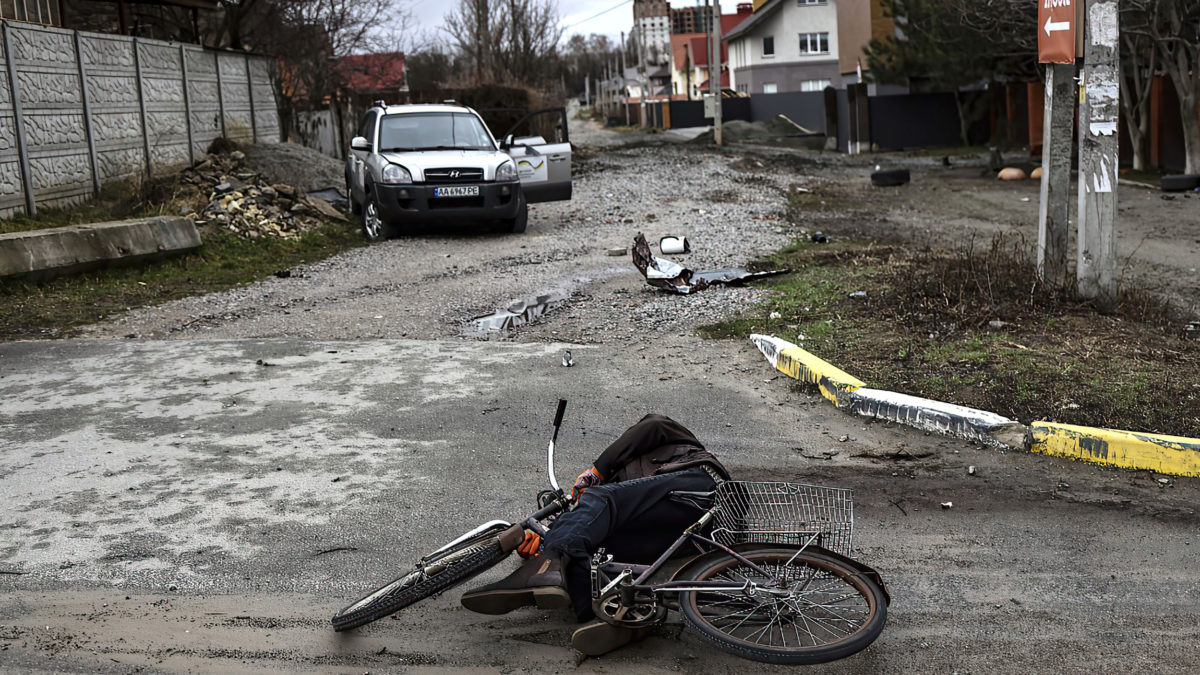 Un cadáver yace en el suelo en una calle de Bucha, al noroeste de Kiev, el 2 de abril de 2022 (RONALDO SCHEMIDT / AFP)