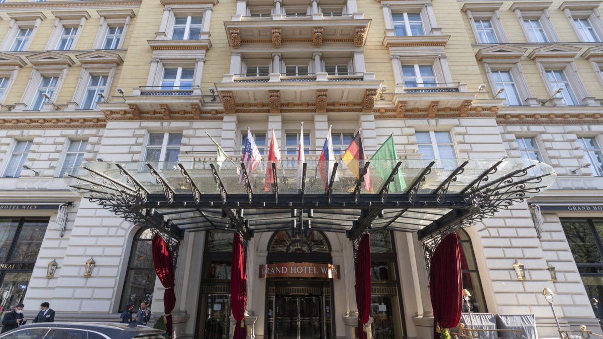 Vista exterior del “Grand Hotel Wien” en Viena, Austria, el viernes 9 de abril de 2021, donde se celebran las conversaciones nucleares a puerta cerrada con Irán. Los diplomáticos reunidos en Viena evalúan el progreso de las conversaciones destinadas a que Estados Unidos vuelva a participar en el acuerdo nuclear con Irán. (AP Photo/Florian Schroetter)