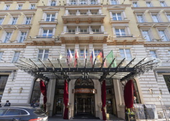 Vista exterior del “Grand Hotel Wien” en Viena, Austria, el viernes 9 de abril de 2021, donde se celebran las conversaciones nucleares a puerta cerrada con Irán. Los diplomáticos reunidos en Viena evalúan el progreso de las conversaciones destinadas a que Estados Unidos vuelva a participar en el acuerdo nuclear con Irán. (AP Photo/Florian Schroetter)