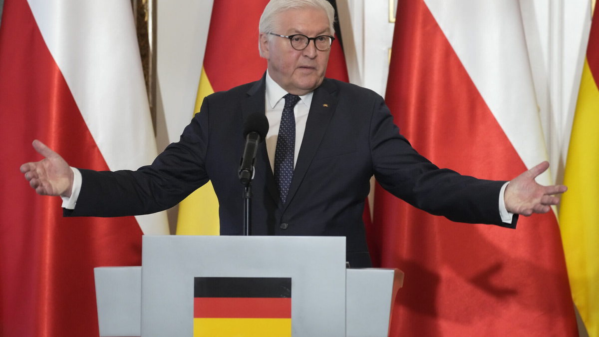 El presidente alemán Frank-Walter Steinmeier, gesticula en una conferencia de prensa durante su reunión con el presidente polaco Andrzej Duda en Varsovia, Polonia, el 12 de abril de 2022. (AP Photo/Czarek Sokolowski)