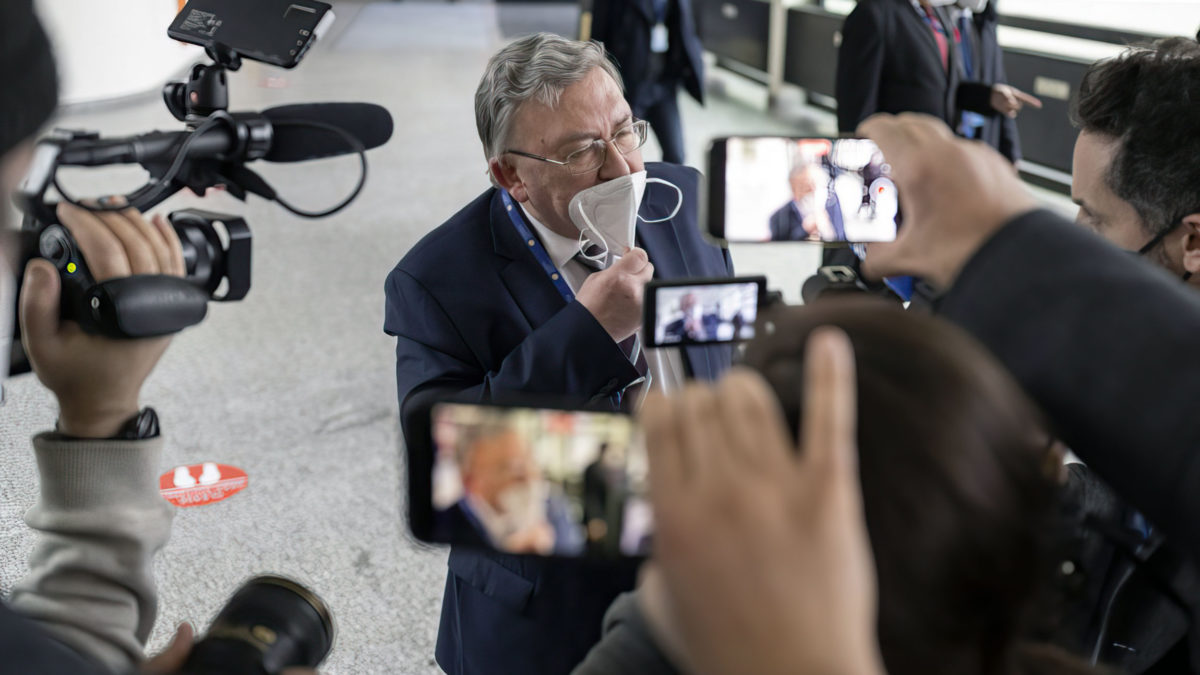 El embajador ruso ante el Organismo Internacional de Energía Atómica (OIEA), Mikhail Ulyanov, habla con los periodistas antes del inicio de la reunión trimestral de la Junta de Gobernadores en la sede del OIEA en Viena, el 7 de marzo de 2022. (JOE KLAMAR / AFP)