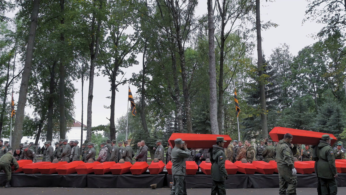 Ceremonia de entierro de los restos recuperados de soldados rusos de la Segunda Guerra Mundial en Yelnya (Rusia), como se ve en el documental de Dmitry Bogolyubov, “Town of Glory”. (Cortesía de First Hand Films)