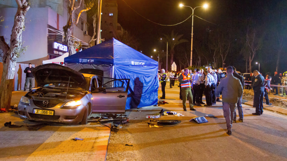 Fuerzas de seguridad israelíes en el lugar de un atentado terrorista en Hadera, el 27 de marzo de 2022. (Flash90)