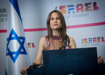 La entonces ministra de Turismo, Orit Farkash-Hacohen, da una rueda de prensa sobre el fomento del turismo desde el extranjero, en Tel Aviv, el 27 de abril de 2021. (Miriam Alster/FLASH90)