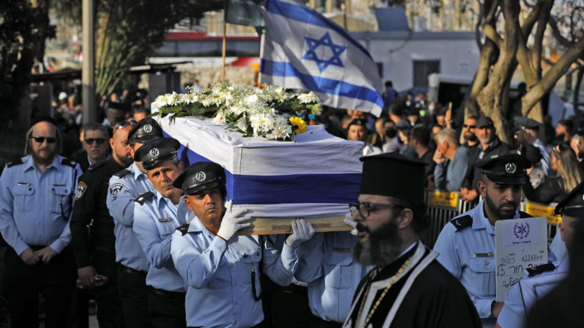 Agentes de la policía israelí llevan el féretro del oficial de policía Amir Khoury, que murió en un ataque terrorista a tiros en Bnei Brak, durante su funeral en Nazaret, el 31 de marzo de 2022. (Jalaa Marey/AFP)