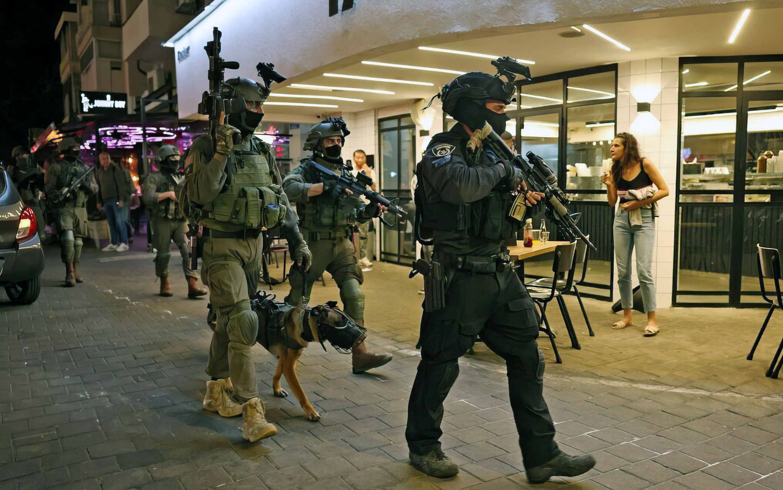 Las fuerzas de seguridad caminan fuera de un restaurante después de un ataque terrorista mortal en la calle Dizengoff en Tel Aviv el 7 de abril de 2022. (Ahmad Gharabli/AFP)