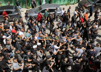 Los dolientes llevan el cuerpo del miembro de la Yihad Islámica Ahmed as-Saadi, que murió durante un tiroteo con las tropas israelíes en el campo de refugiados de Jenin, en Cisjordania, el 9 de abril de 2022. (Jaafar Ashtiyeh/AFP)