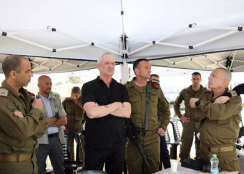 Gantz promociona un plan para dejar entrar a decenas de miles de trabajadores palestinos más