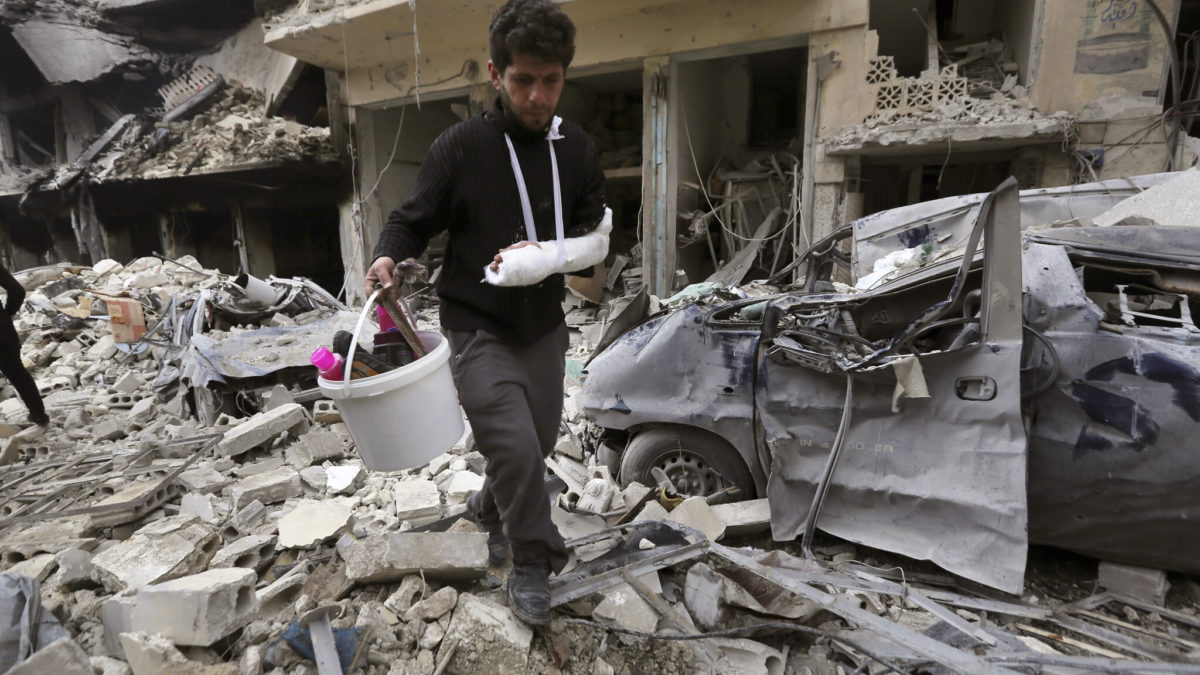 Un hombre camina junto a la destrucción por los ataques aéreos en la ciudad de Ariha, en la provincia de Idlib, Siria, el 30 de enero de 2020. (AP Photo/Ghaith Alsayed, Archivo)