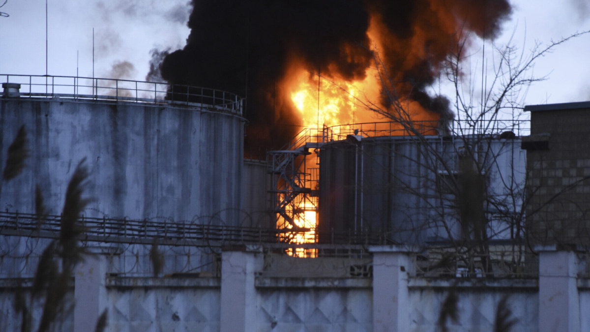 Se ve humo y fuego tras un bombardeo en Odesa, Ucrania, el 3 de abril de 2022. (AP Photo/Max Pshybyshevsky)