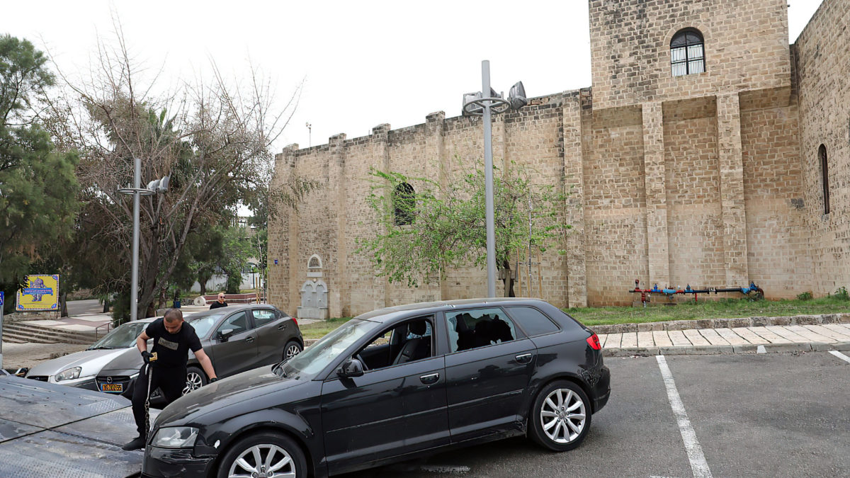 El lugar donde las fuerzas especiales mataron a un terrorista palestino que había matado a dos israelíes y herido a varios más, en Jaffa, el 8 de abril de 2022 (GIL COHEN-MAGEN / AFP)