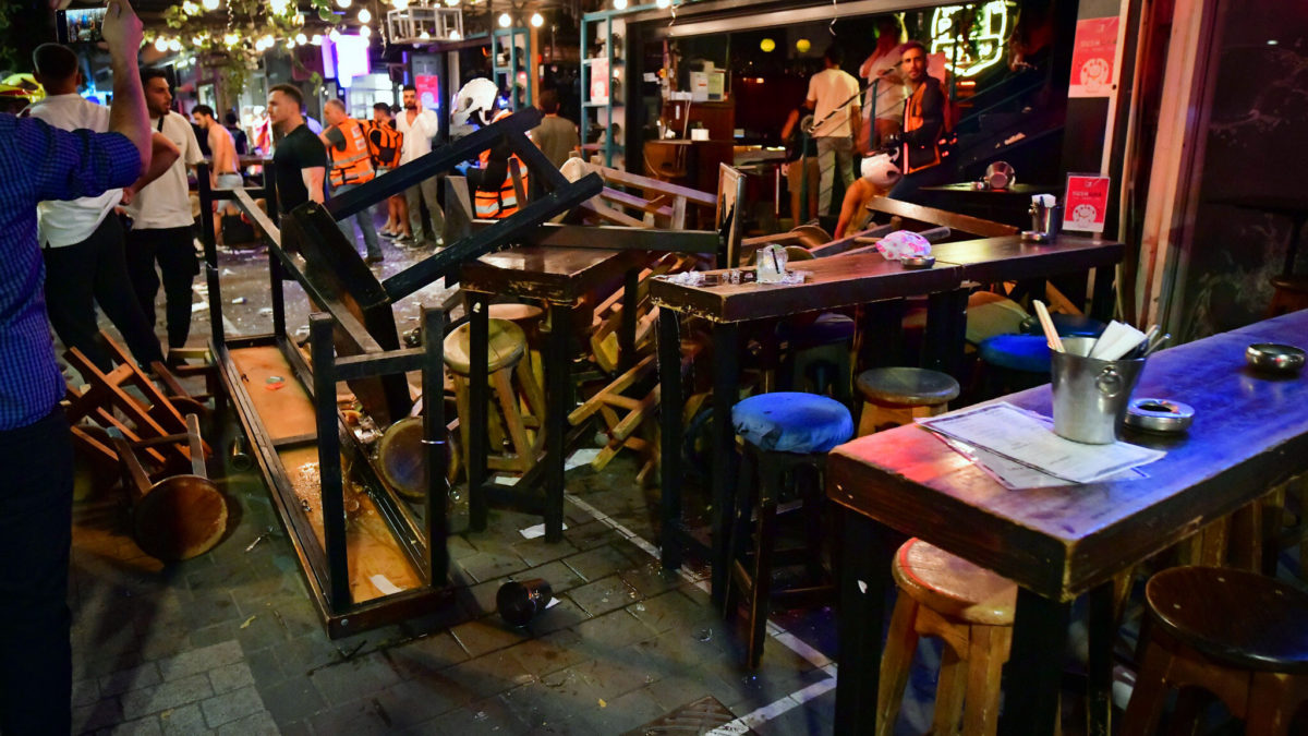 Policía y personal de rescate en el lugar del atentado terrorista en la calle Dizengoff, en el centro de Tel Aviv. (Avshalom Sassoni/FLASH90)