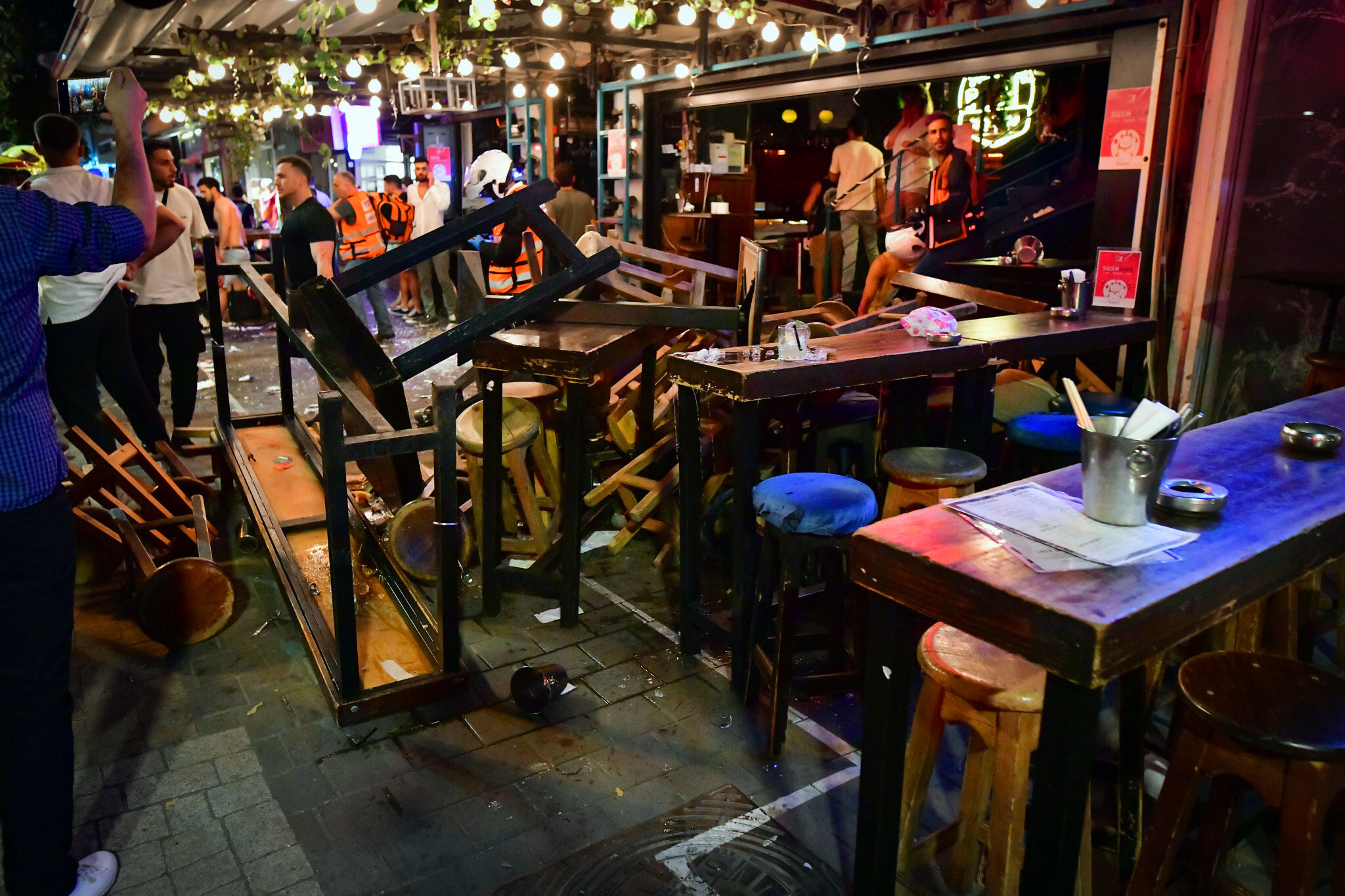 Policía y personal de rescate en el lugar del atentado terrorista en la calle Dizengoff, en el centro de Tel Aviv. (Avshalom Sassoni/FLASH90)